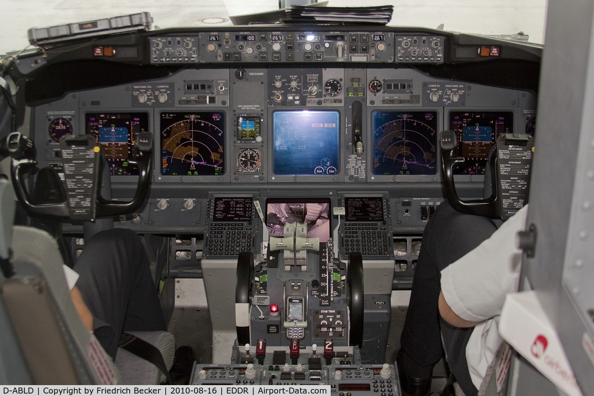 D-ABLD, 2008 Boeing 737-76J C/N 36117, modern cockpit of a B737-700