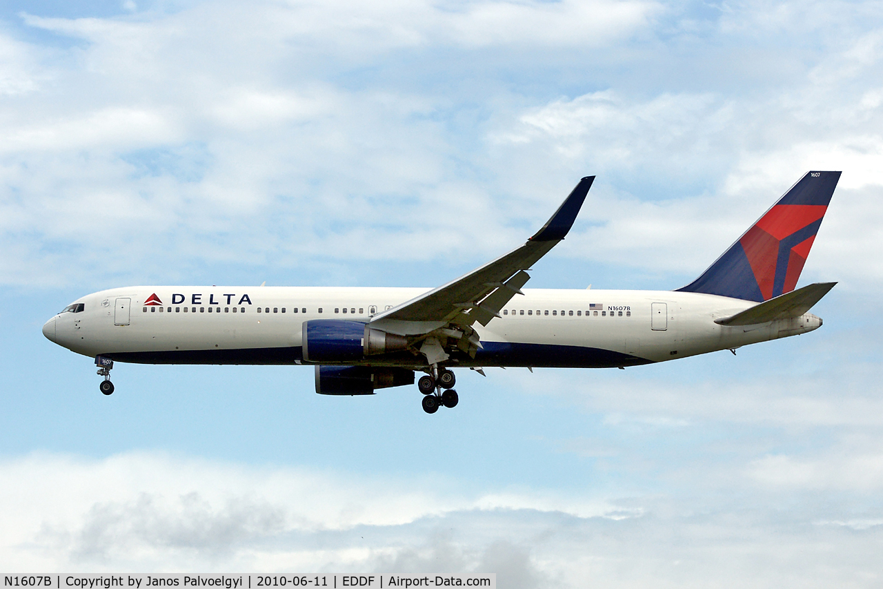 N1607B, 2000 Boeing 767-332 C/N 30388, Delta Air Lines Boeing B767-332/ER to approach on RWY25L in FRA/EDDF
