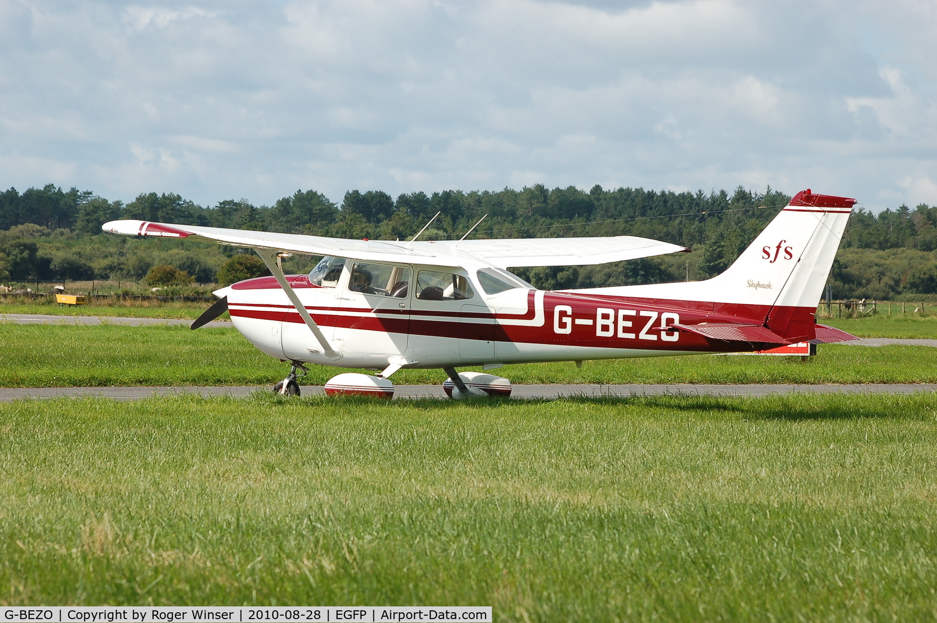 G-BEZO, 1976 Reims F172M ll Skyhawk C/N 1392, Skyhawk of Staverton Flying School at Pembrey Airport