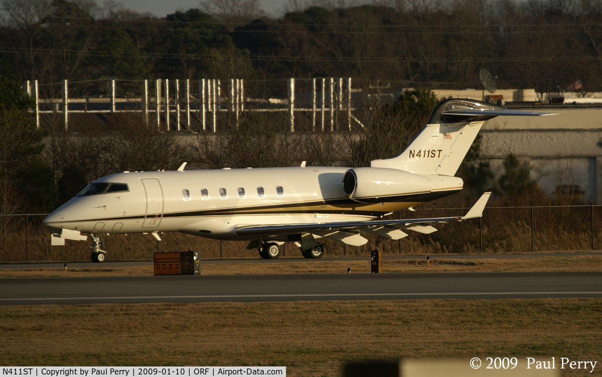 N411ST, 2004 Bombardier Challenger 300 (BD-100-1A10) C/N 20031, Rolling down the taxiway