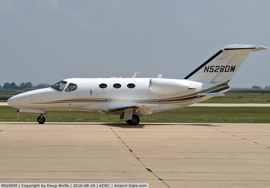 N528DM, 2007 Cessna 510 Citation Mustang C/N 510-0031, Archer Daniels Midland corporate jet taxiing for departure in Decatur, Illinois.  KDEC.