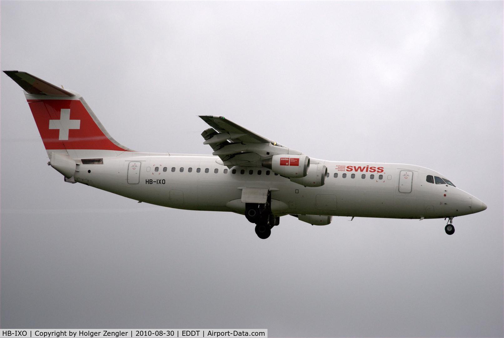 HB-IXO, 1996 British Aerospace Avro 146-RJ100 C/N E3284, Coming from Basel/Switzerland down through grey clouds....