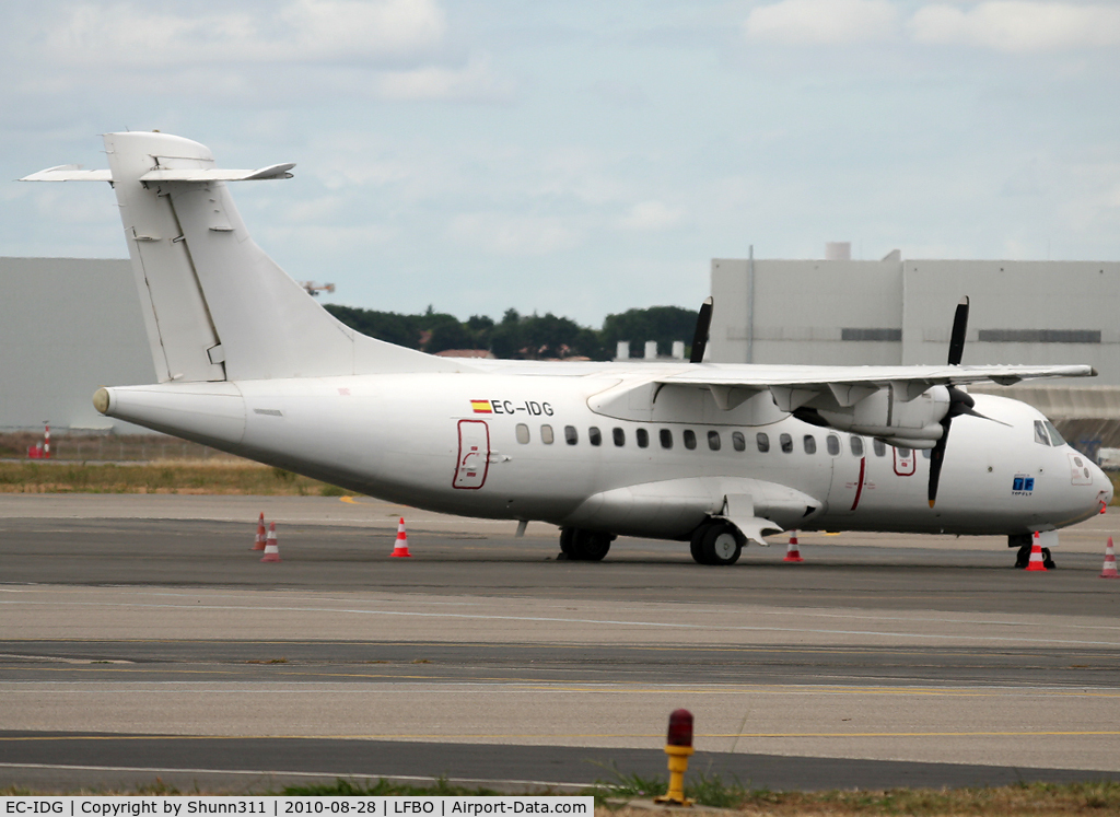 EC-IDG, 1985 ATR 42-320 C/N 003, Parked without any marks...