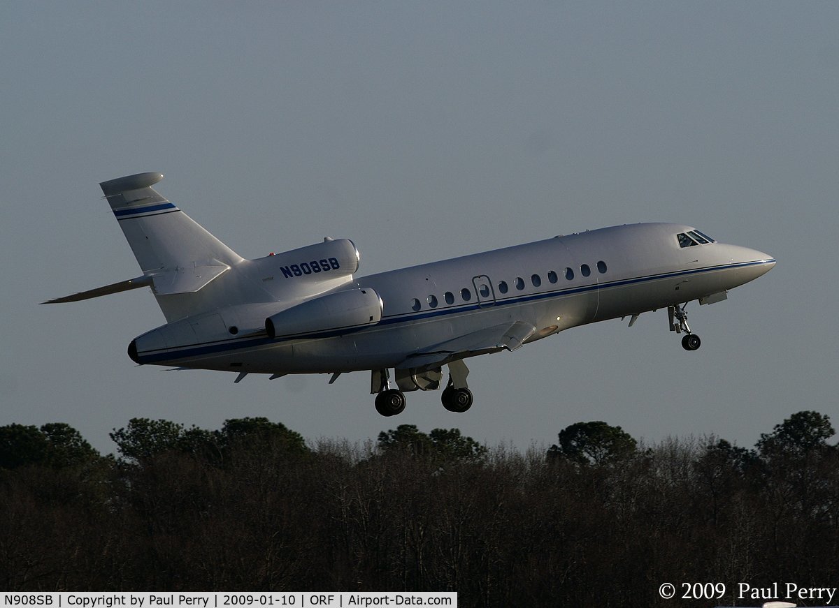 N908SB, 2000 Dassault Falcon 900EX C/N 81, Cleaning up, as she departs