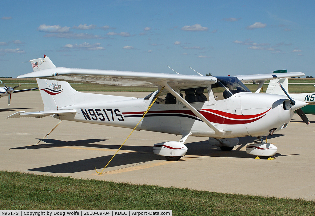 N9517S, 1998 Cessna 172S C/N 172S8011, Tied down near the Decatur tower.