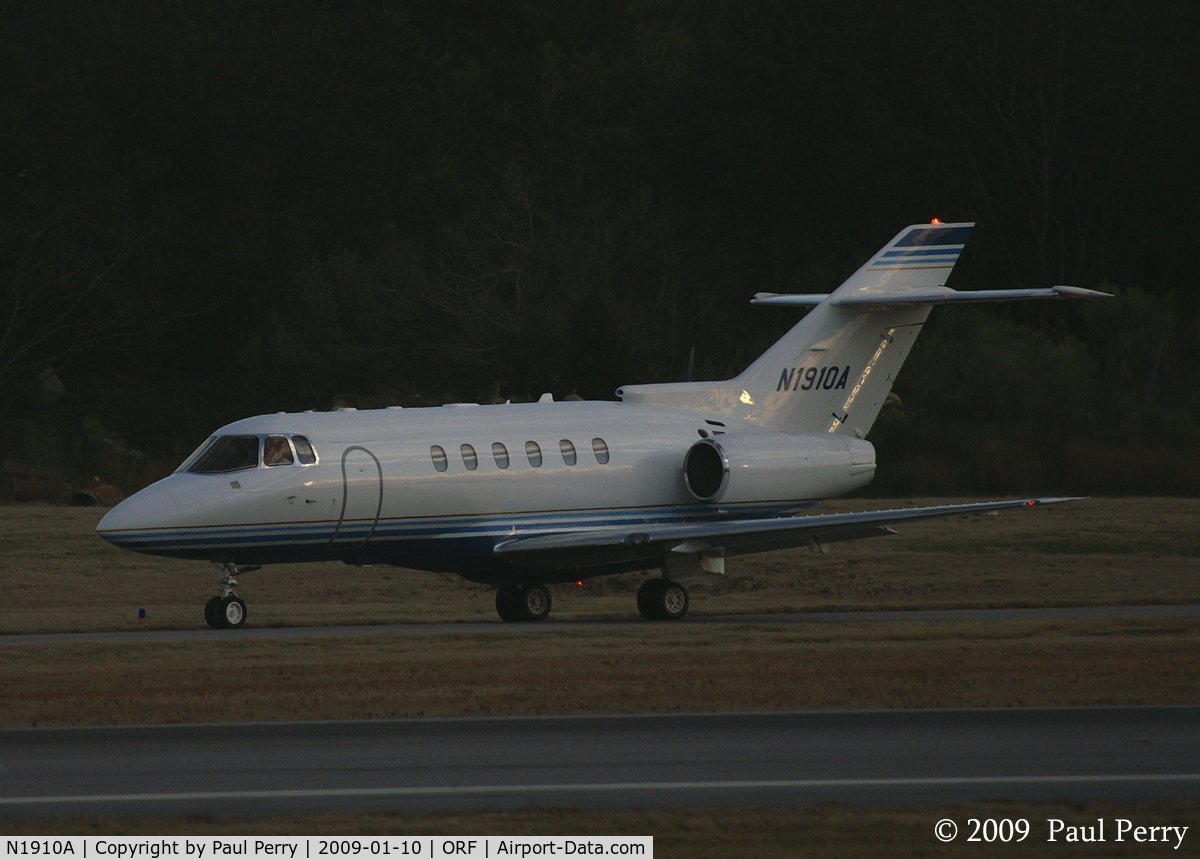 N1910A, 2005 Raytheon Hawker 800XP C/N 258711, Losing the light on her...