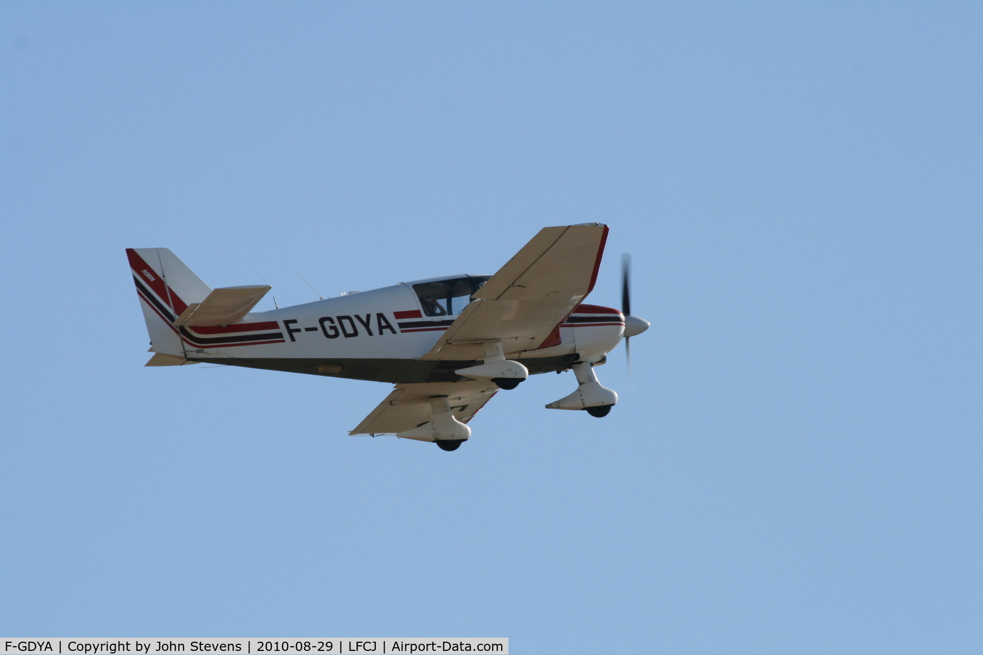 F-GDYA, Robin DR-400-180 Regent C/N 1639, Departing LFCJ runway 14