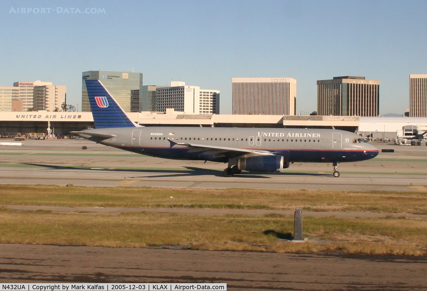 N432UA, 1996 Airbus A320-232 C/N 587, United Airlines Airbus A320-232, N432UA taxiway Bravo for 25R KLAX.