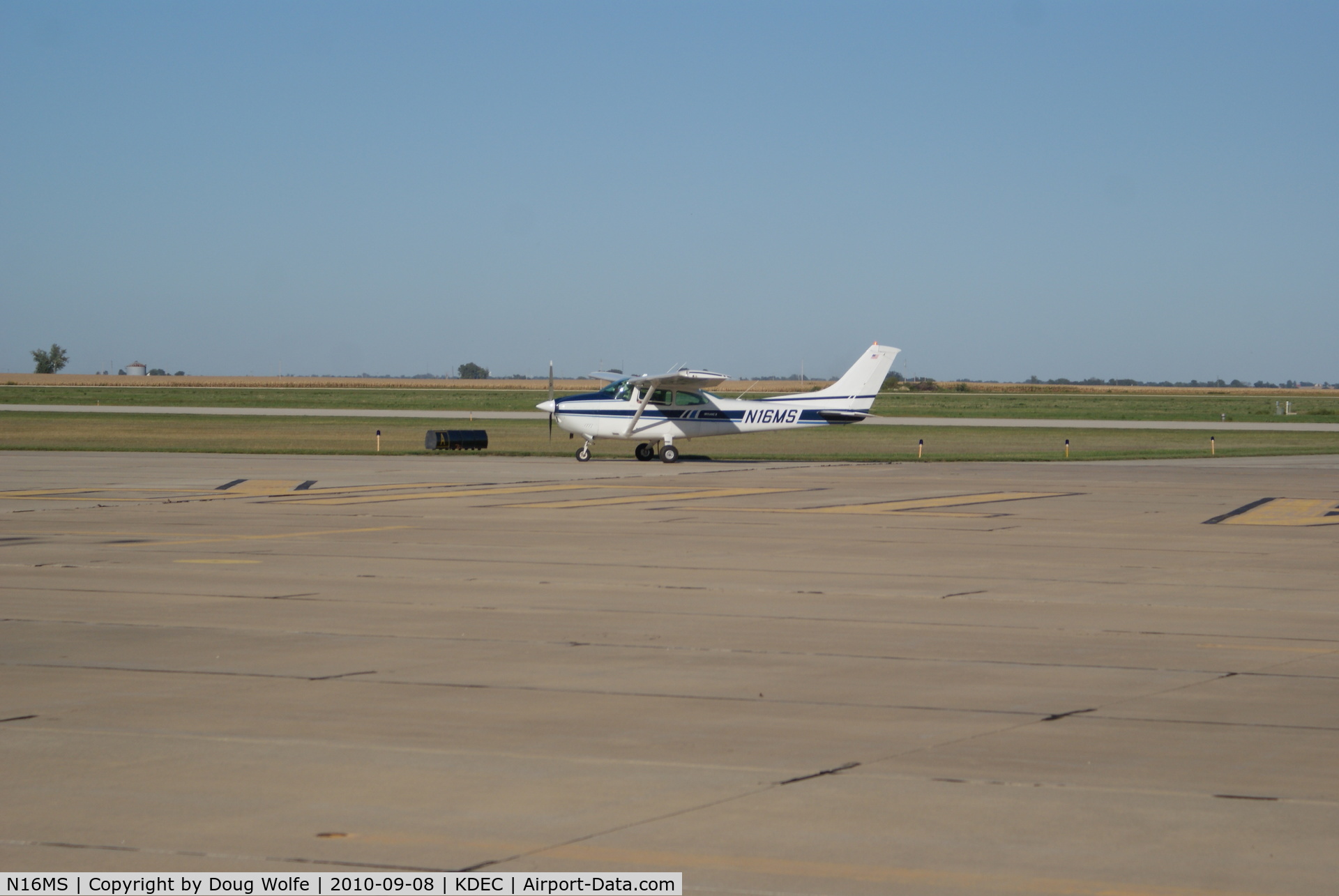 N16MS, 1979 Cessna 182Q Skylane C/N 18267267, Arriving in Decatur, Illinois.