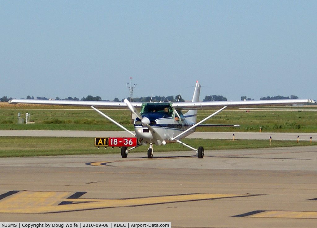 N16MS, 1979 Cessna 182Q Skylane C/N 18267267, Arriving in Decatur, Illinois
