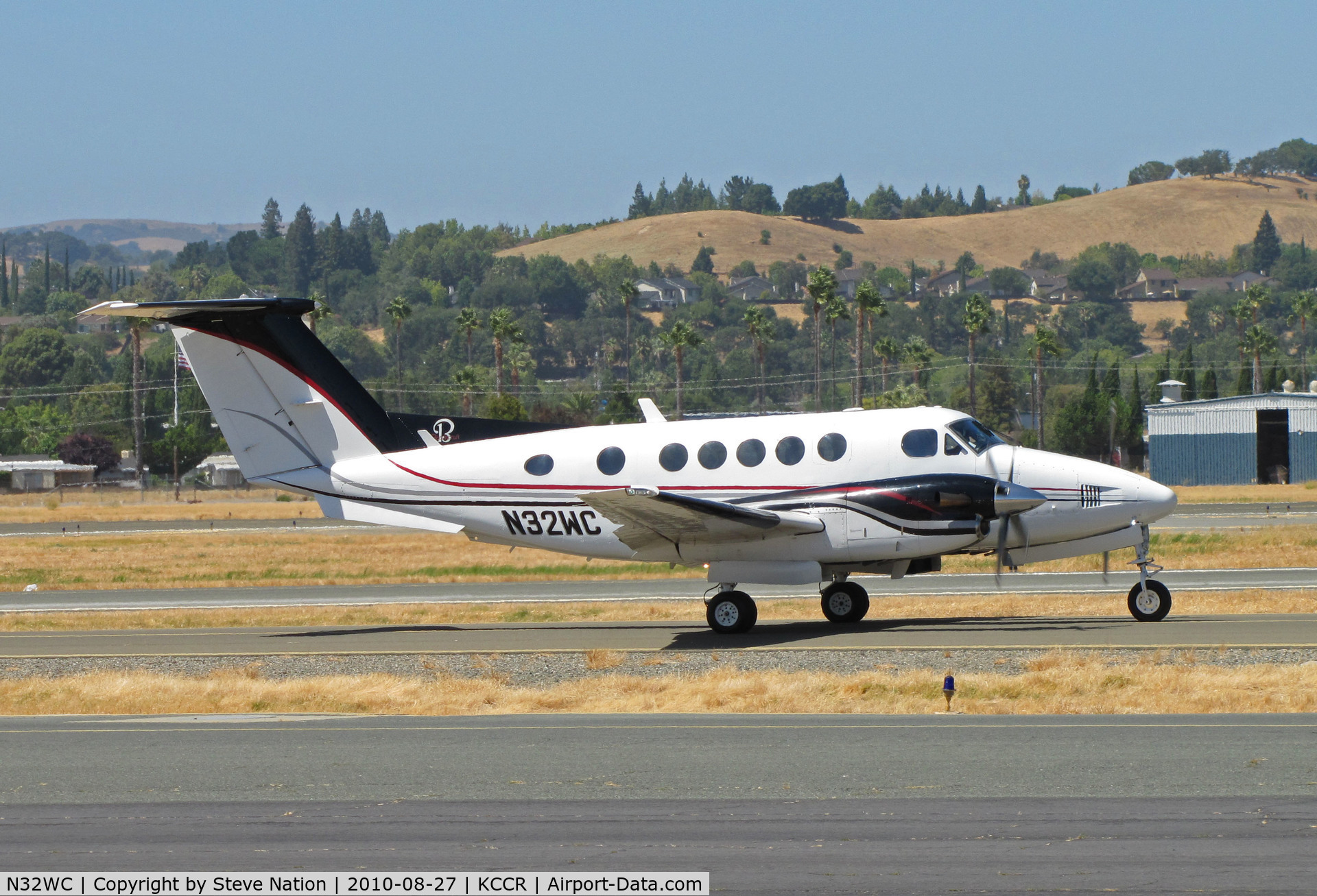 N32WC, 1987 Beech B200 King Air C/N BB-1285, 1987 Beech King Air 200 taxi for departure to KTRK (Tahoe/Truckee Airport, CA)