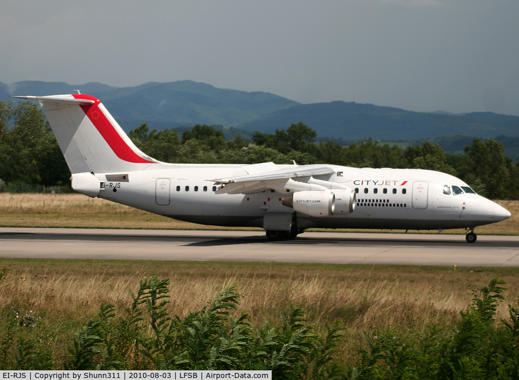EI-RJS, 2000 British Aerospace Avro 146-RJ85A C/N E2365, Landing rwy 16