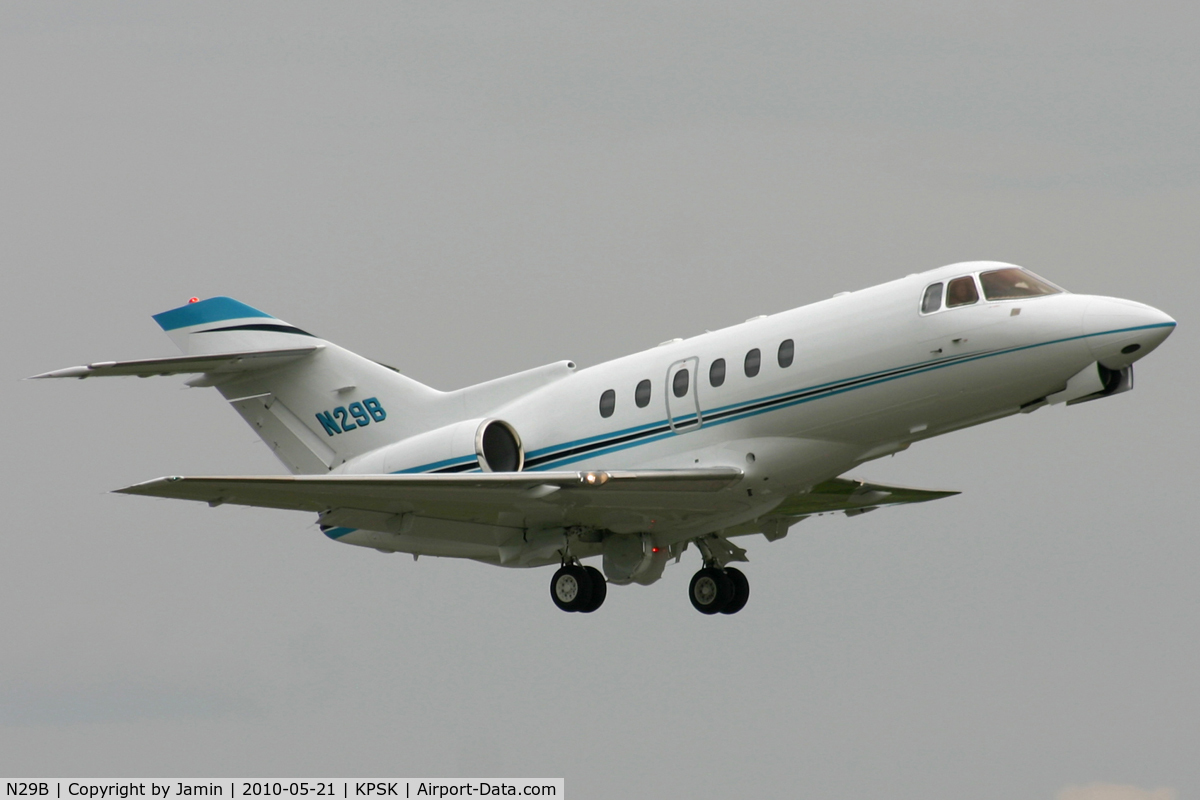 N29B, 2001 Raytheon Hawker 800XP C/N 258518, Departing runway 24.