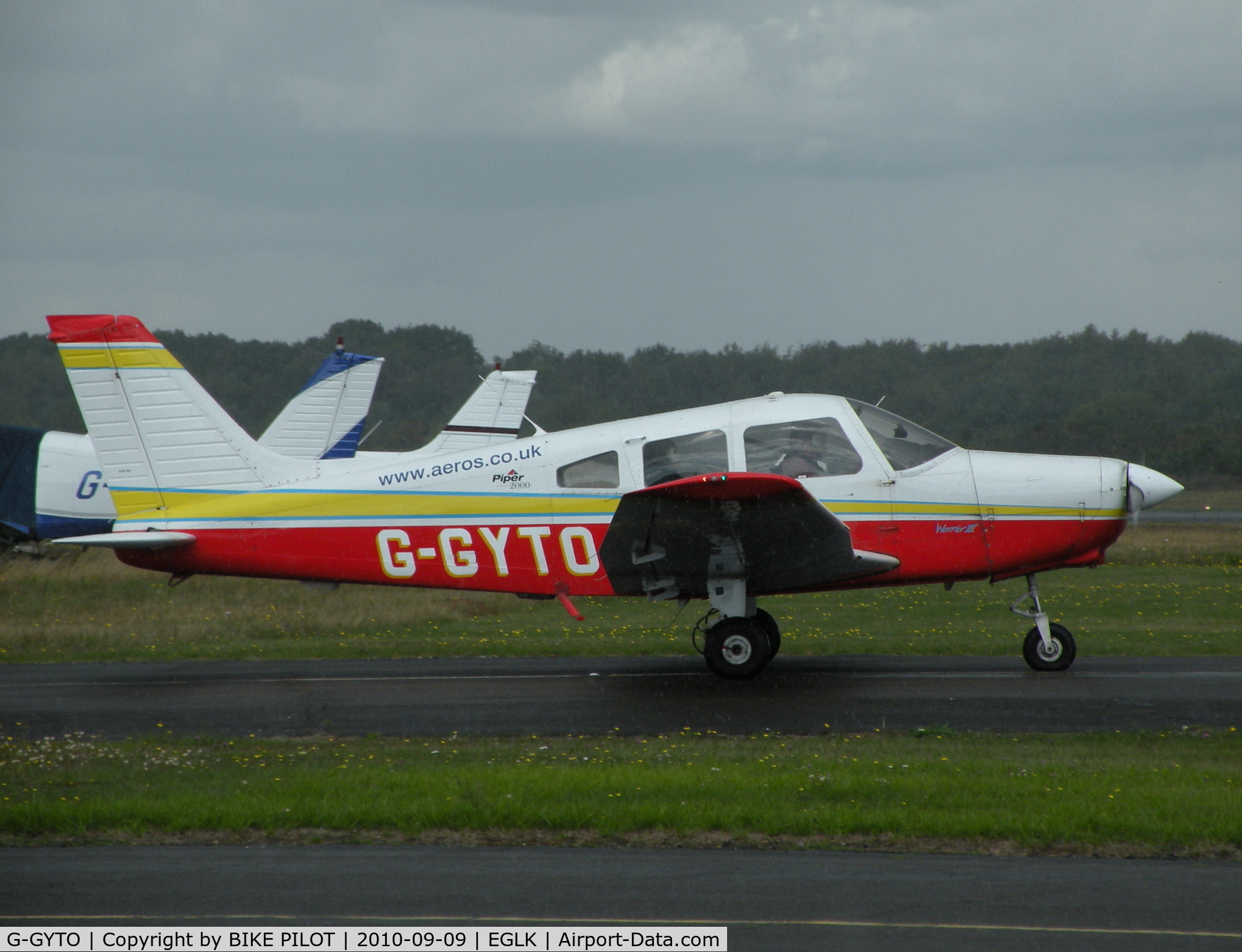 G-GYTO, 2000 Piper PA-28-161 Cherokee Warrior III C/N 2842082, Tango Oscar taxying past the cafe during a brief shower.