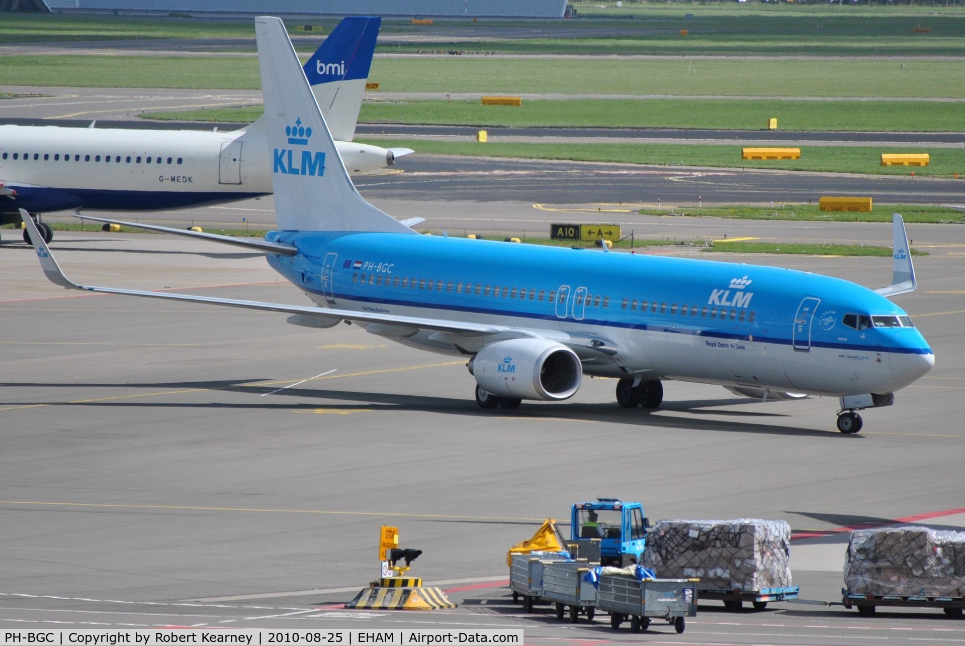 PH-BGC, 2008 Boeing 737-8K2 C/N 30361, KLM turning onto stand