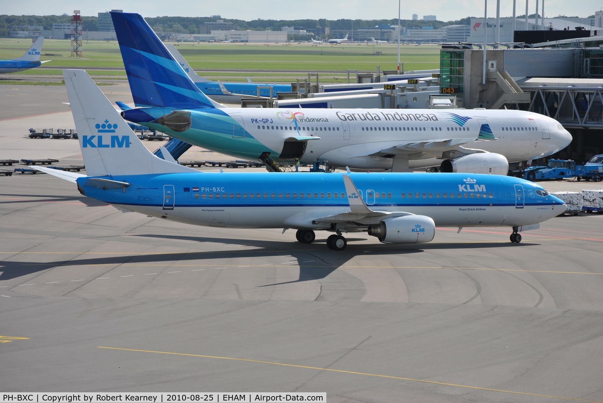PH-BXC, 1999 Boeing 737-8K2 C/N 29133, KLM slowing onto stand