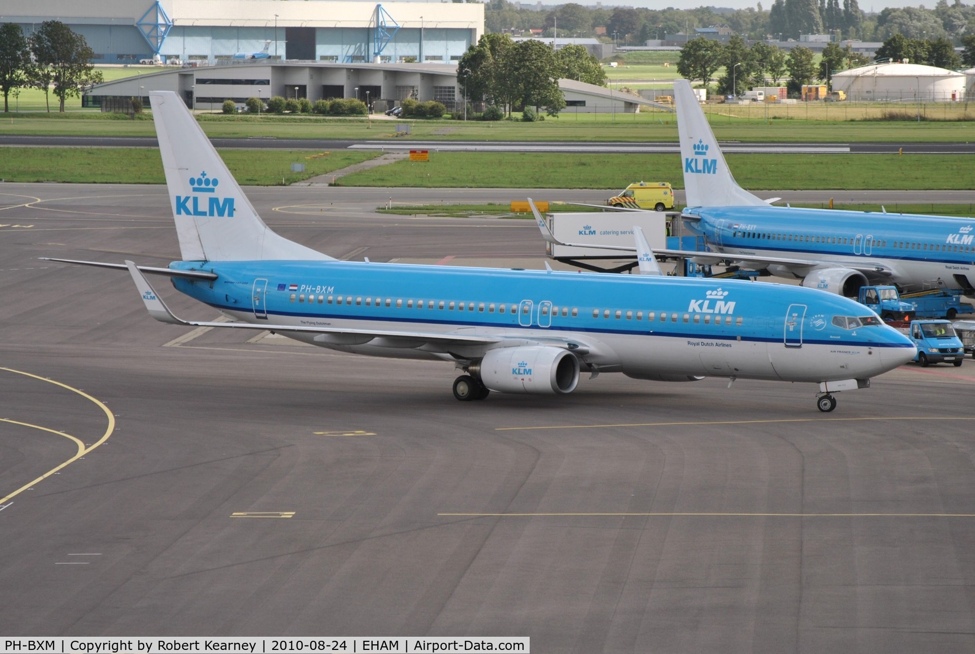 PH-BXM, 2000 Boeing 737-8K2 C/N 30355, KLM making it's final turn onto stand