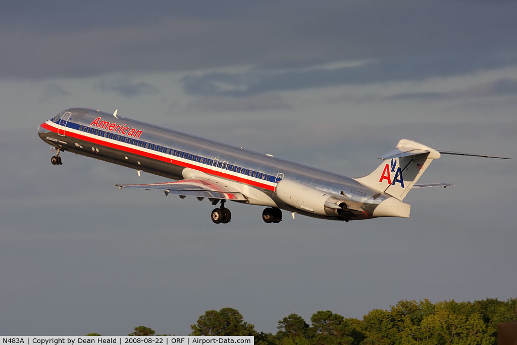 N483A, 1988 McDonnell Douglas MD-82 (DC-9-82) C/N 49676, American Airlines N483A (FLT AAL815) climbing out from RWY 5 en route to Dallas/Fort Worth Int'l (KDFW).