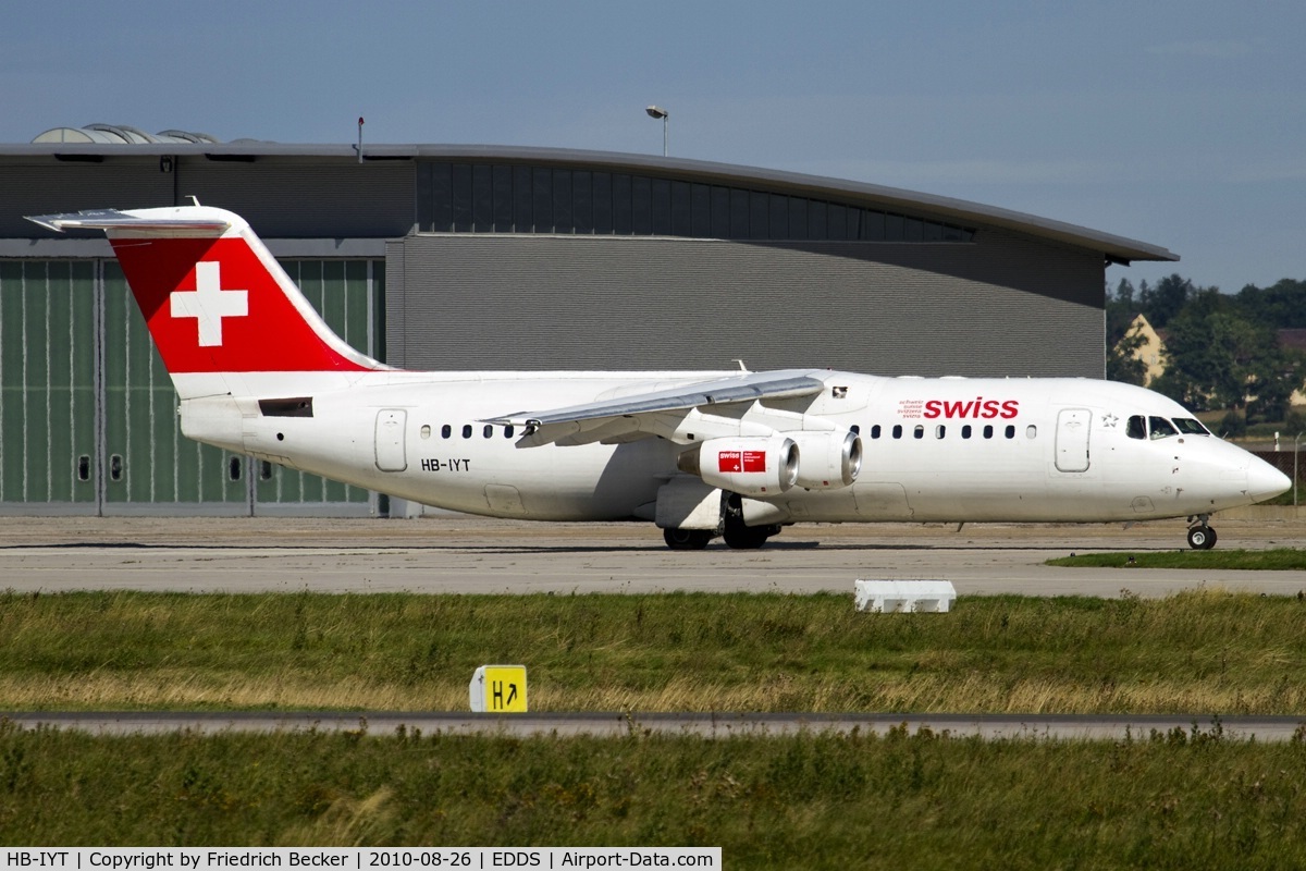 HB-IYT, 2000 British Aerospace Avro 146-RJ100 C/N E3380, taxying to the active