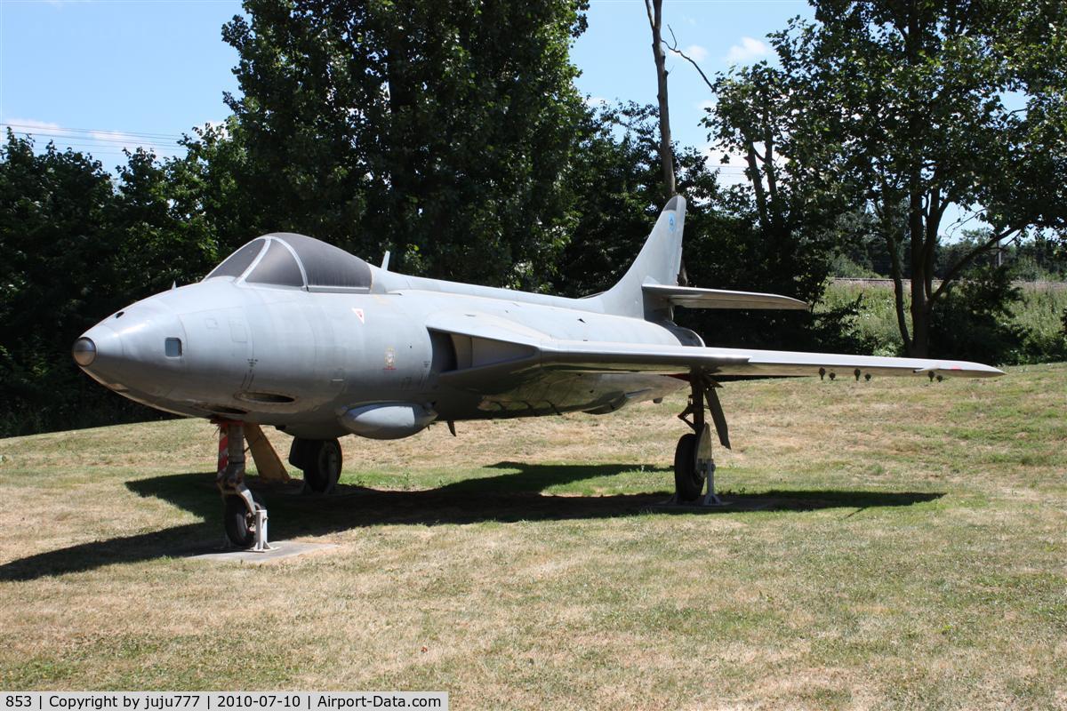 853, 1956 Hawker Hunter FR.10 C/N S4/U/3302, on display at Hendon RAF Muséum