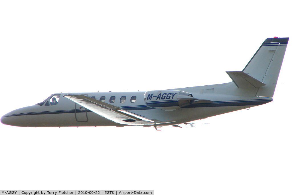 M-AGGY, 1991 Cessna 550 Citation II C/N 550-0690, 1991 Cessna 550, c/n: 550-0690 takes off into the sun at Kidlington
