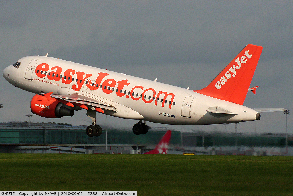 G-EZIE, 2005 Airbus A319-111 C/N 2446, Departing