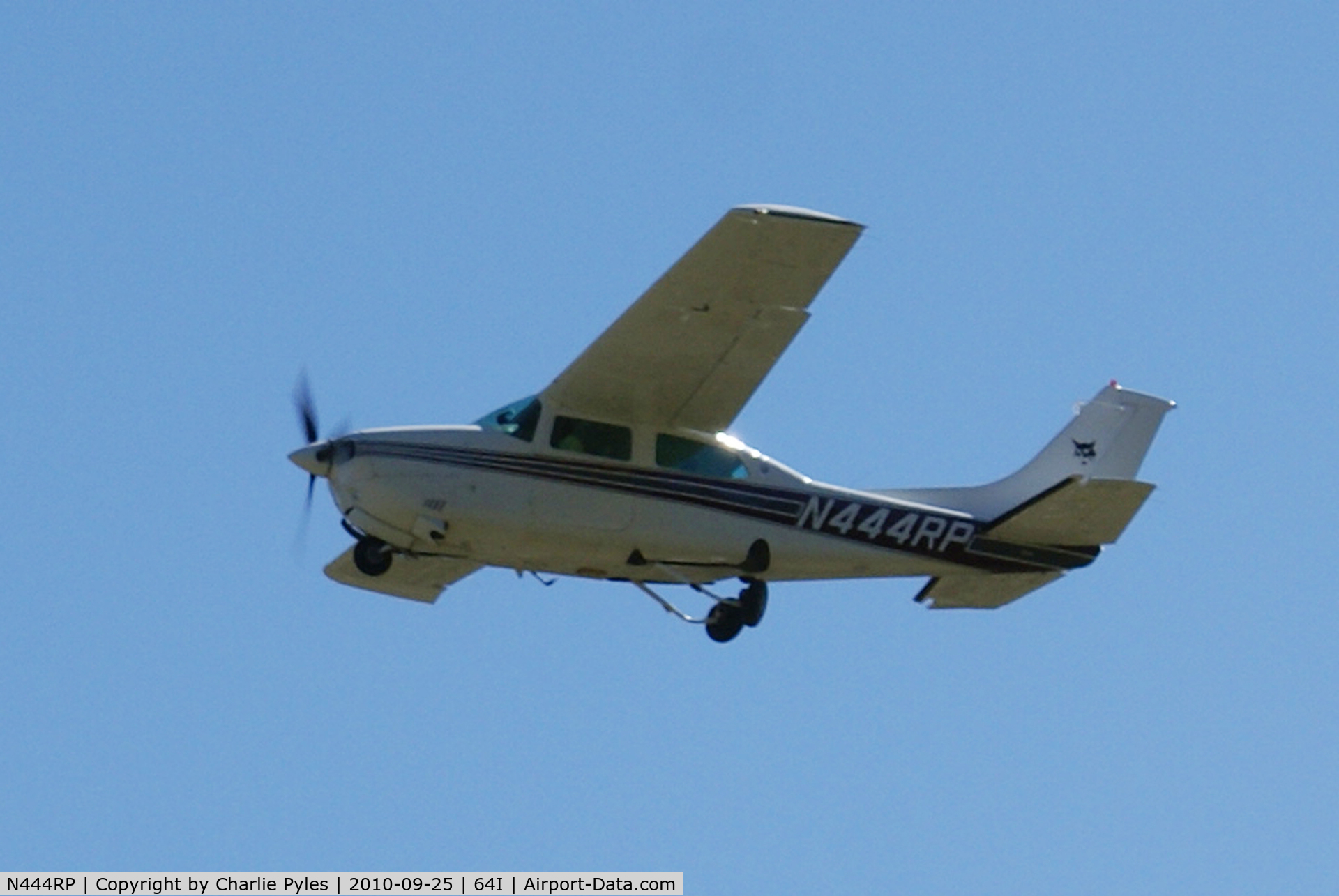 N444RP, 1976 Cessna 210L Centurion C/N 21061532, Gear coming out.