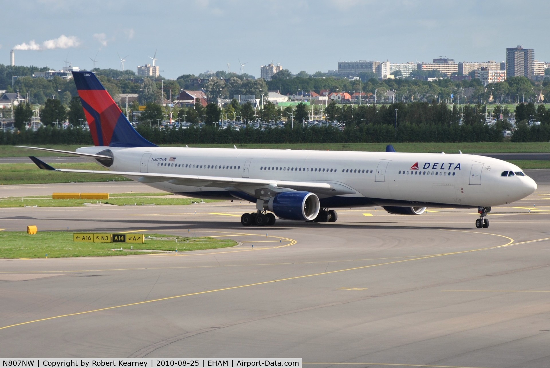 N807NW, 2004 Airbus A330-323 C/N 0588, DAL taxiing in to parking