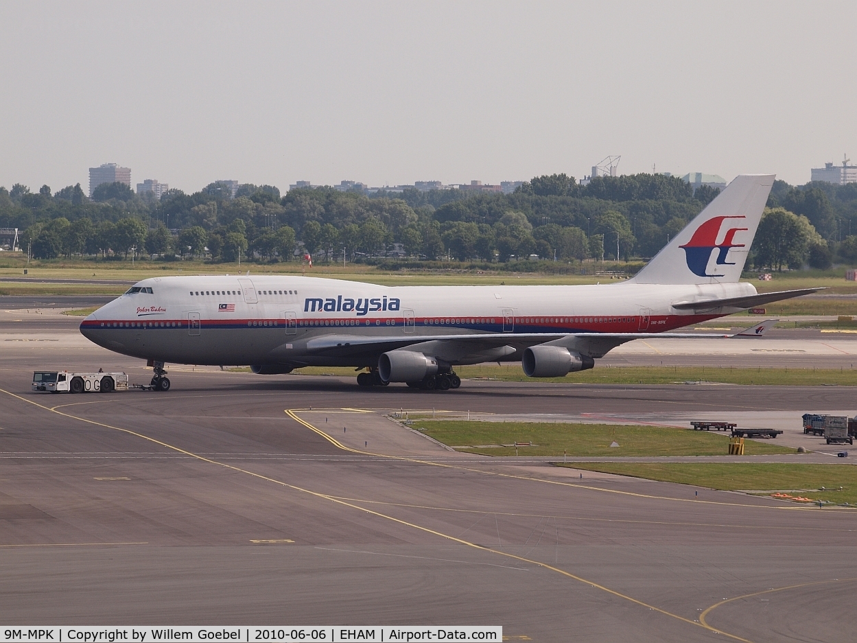 9M-MPK, 1998 Boeing 747-4H6 C/N 28427, Push back for take off