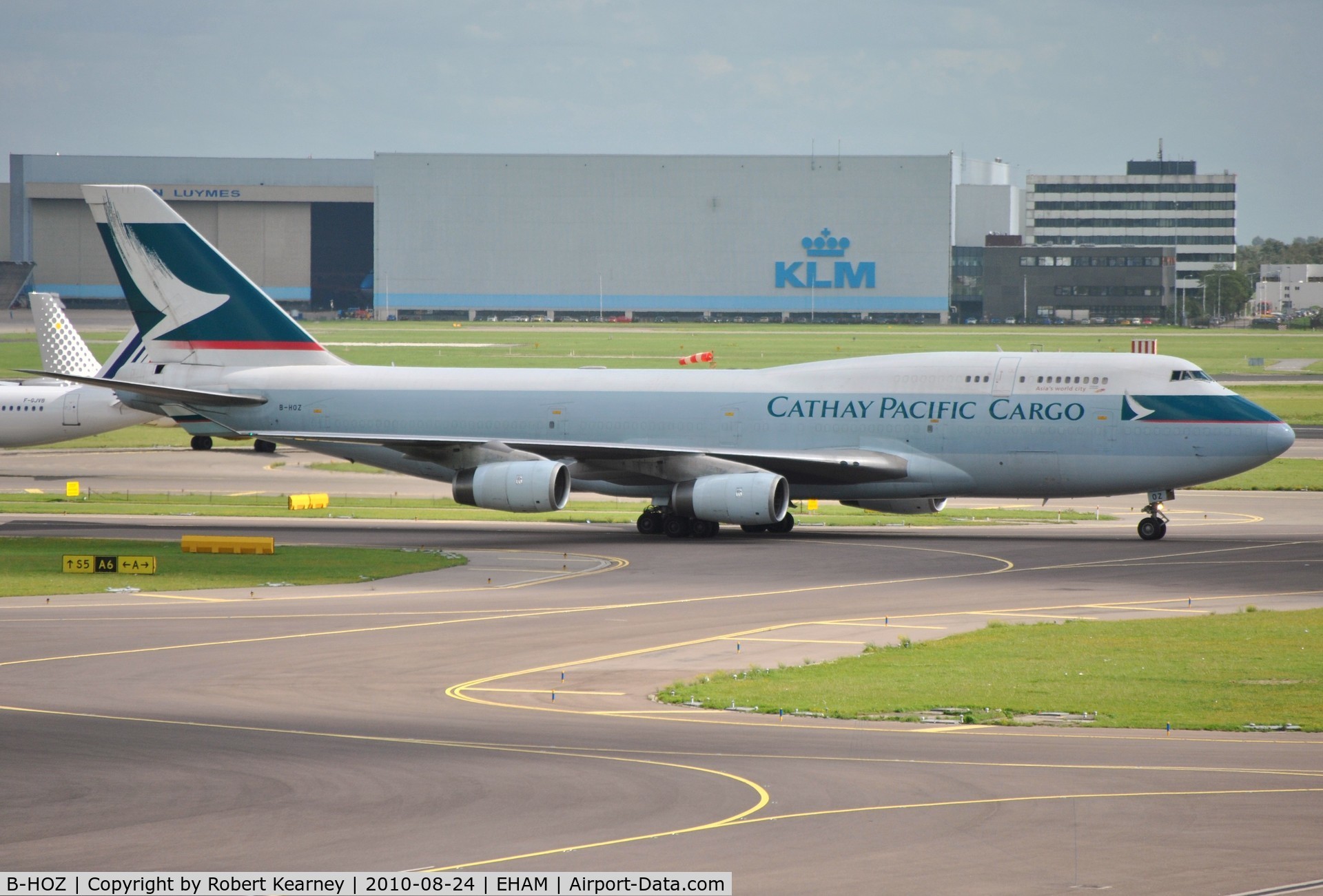 B-HOZ, 1992 Boeing 747-467/BCF C/N 25871, Cathay Cargo taxiing in after arrival