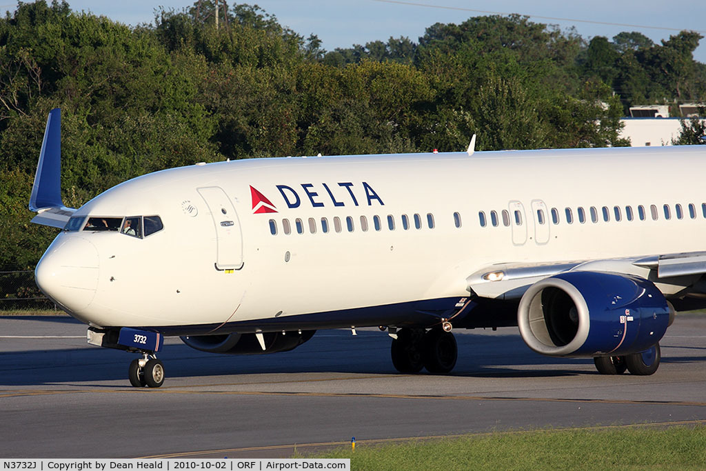 N3732J, 2000 Boeing 737-832 C/N 30380, Delta Air Lines N3732J (FLT DAL1238) exiting RWY 5 at Taxiway Echo after arrival from Hartsfield-Jackson Atlanta Int'l (KATL).