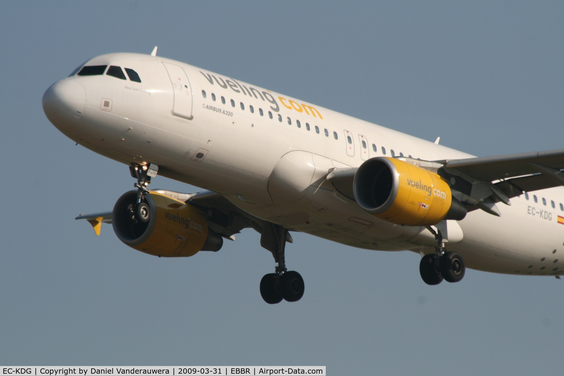 EC-KDG, 2007 Airbus A320-214 C/N 3095, Arrival of flight VY7060 to RWY 25L