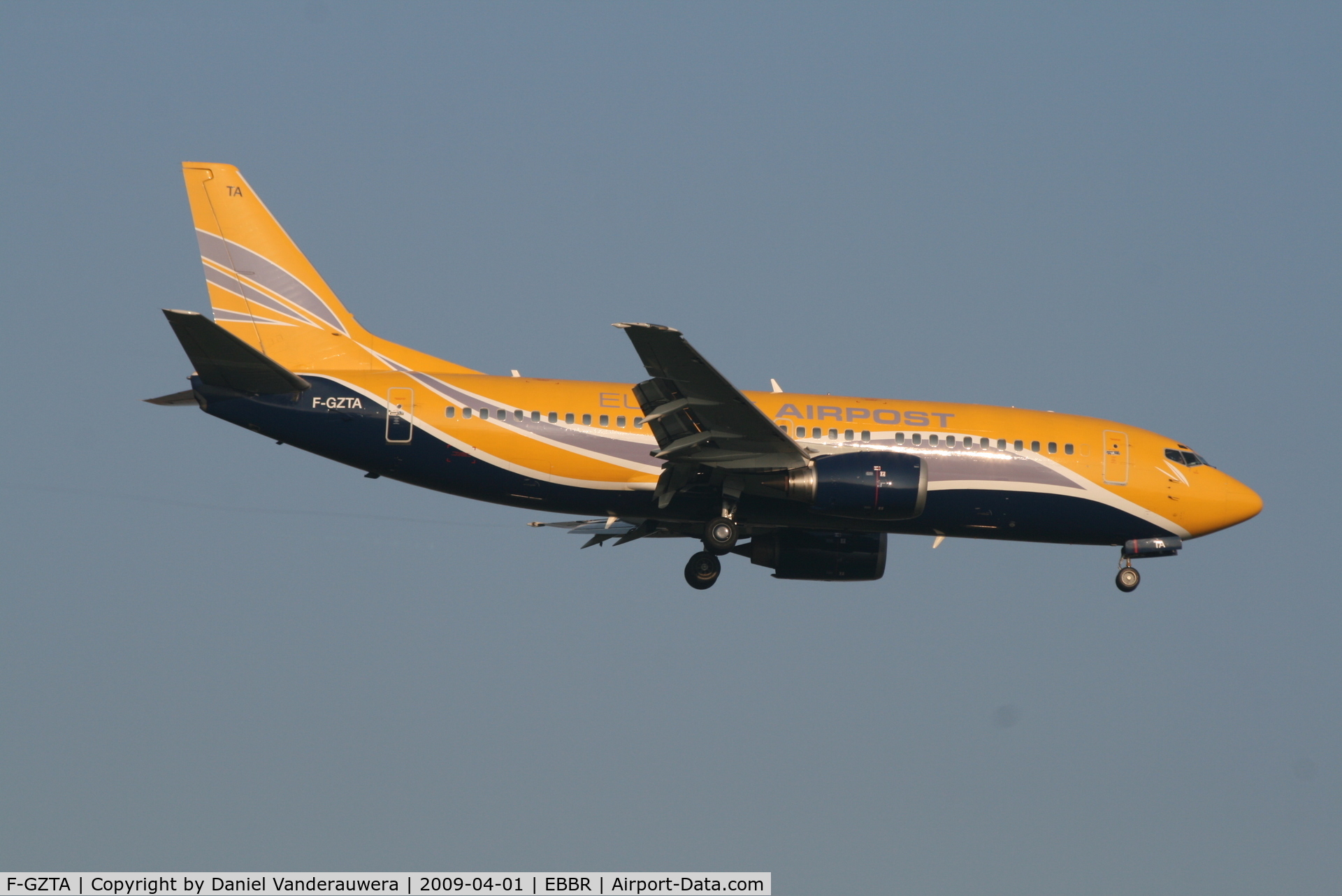 F-GZTA, 1998 Boeing 737-33V(QC) C/N 29333/3084, Arrival of flight SN3630 to RWY 02