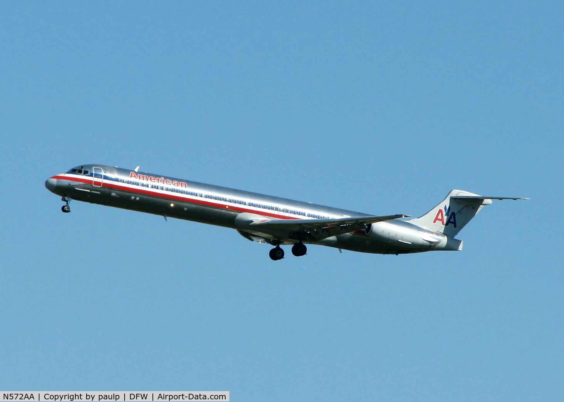 N572AA, 1987 McDonnell Douglas MD-83 (DC-9-83) C/N 49458, Landing on 35L at DFW.