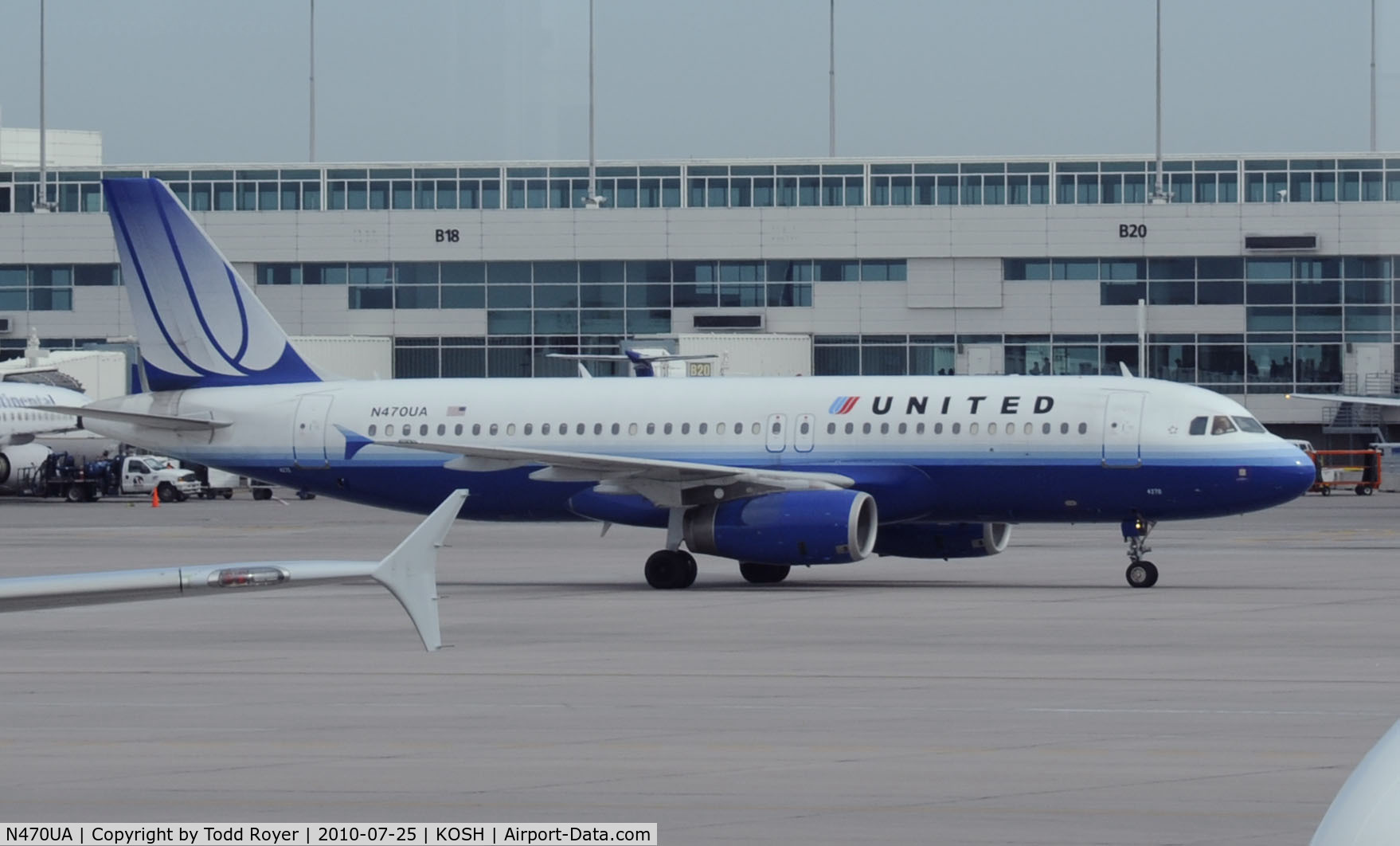 N470UA, 2001 Airbus A320-232 C/N 1427, TAXIING AT DENVER