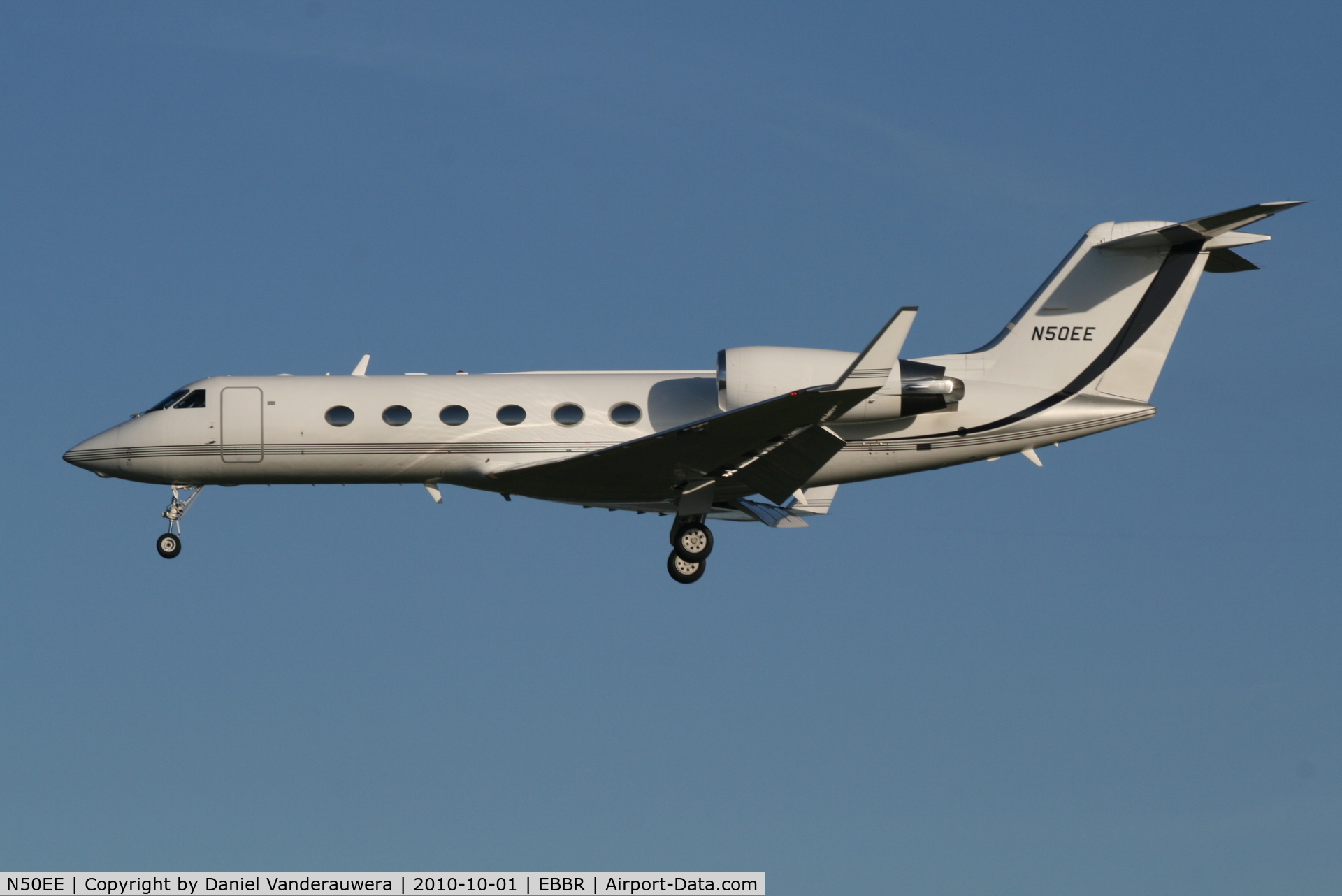 N50EE, 2002 Gulfstream Aerospace G-IV C/N 1500, Descending to RWY 25L