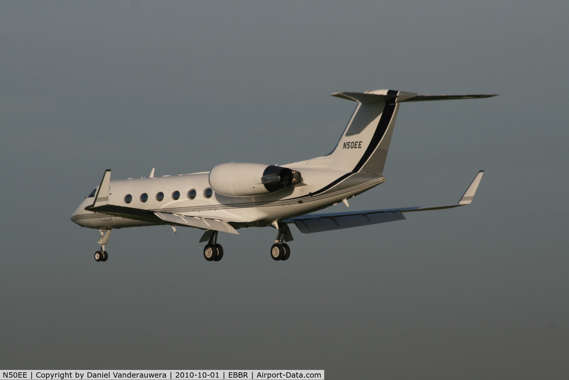 N50EE, 2002 Gulfstream Aerospace G-IV C/N 1500, Several seconds before landing on EWY 25L