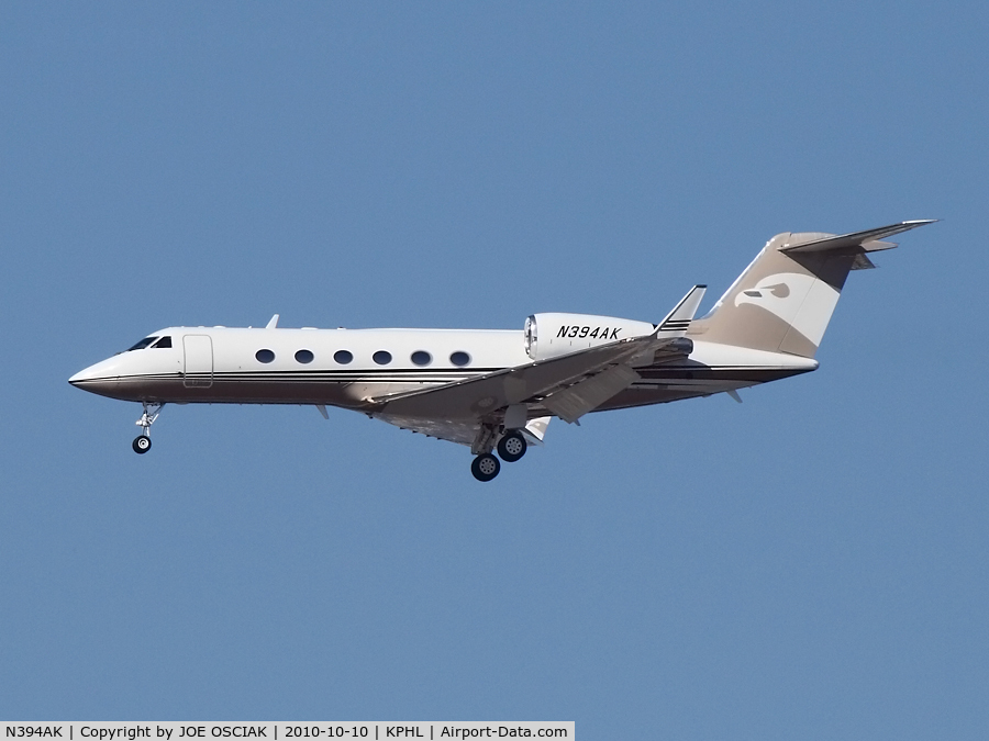 N394AK, 2001 Gulfstream Aerospace G-IV C/N 1470, Arriving at PHL