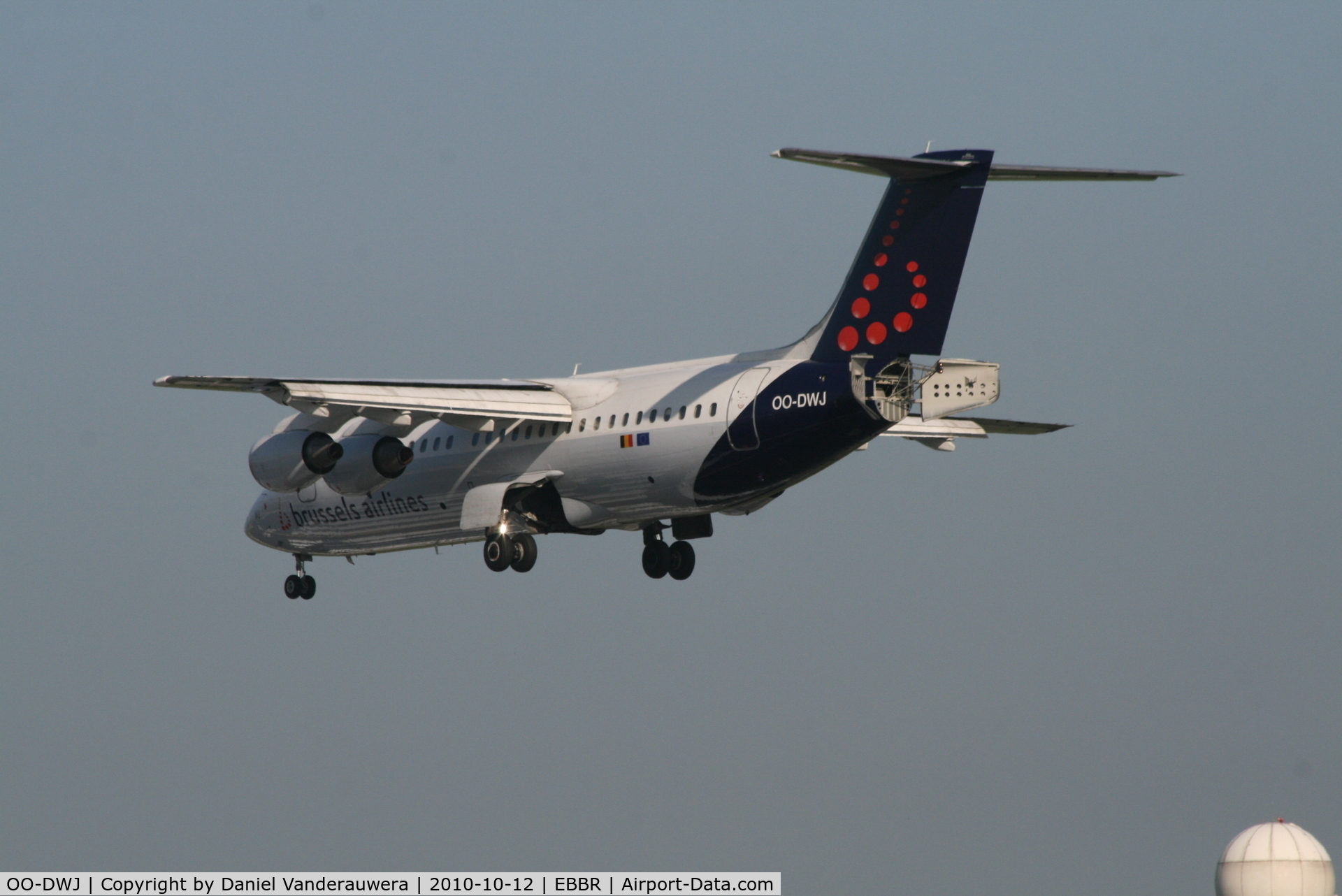 OO-DWJ, 1999 British Aerospace Avro 146-RJ100 C/N E3355, Descending to RWY 02