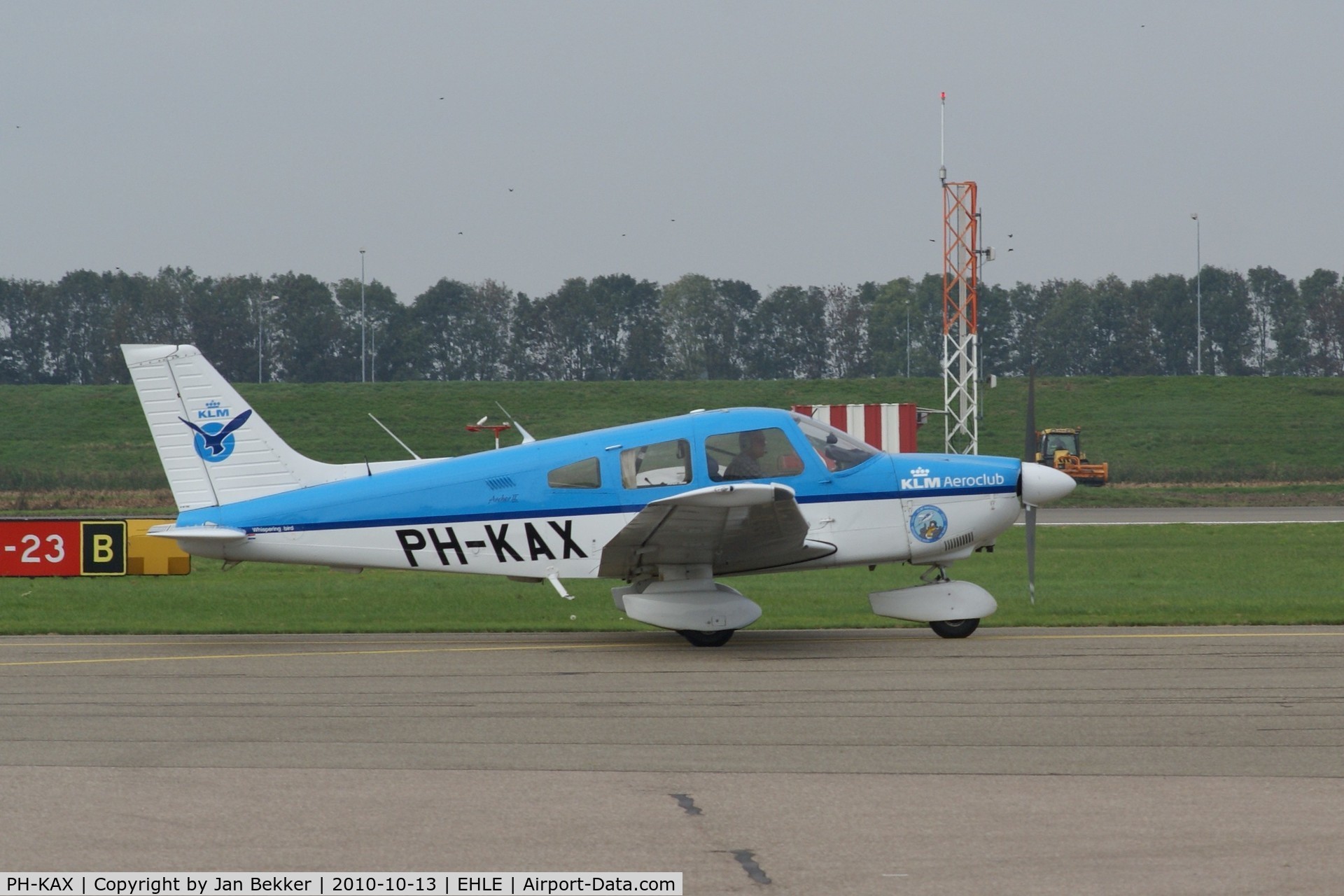 PH-KAX, 1986 Piper PA-28-181 Archer C/N 2890001, Platform Lelystad Airport