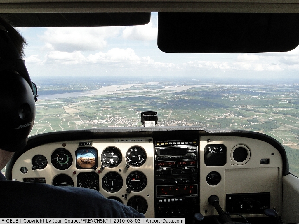 F-GEUB, Reims F172P C/N 2228, Cessna du Libourne Aéro Club en vol sur le sud Médoc, en vue la Gironde.