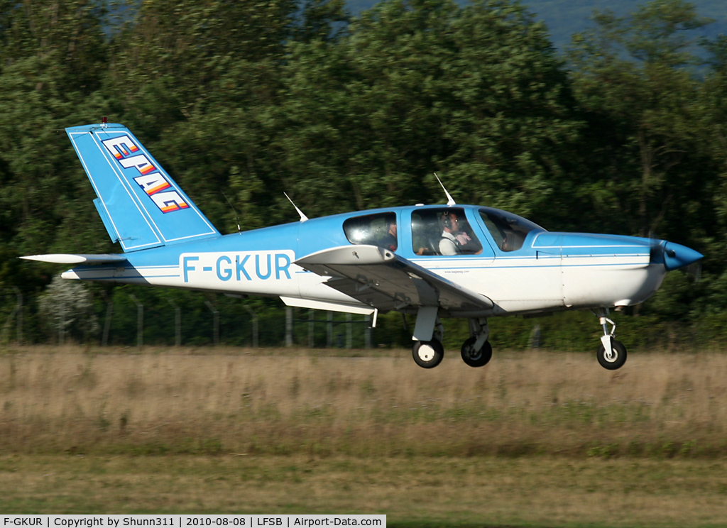F-GKUR, 1990 Socata TB-20 Trinidad C/N 1195, Landing rwy 16...