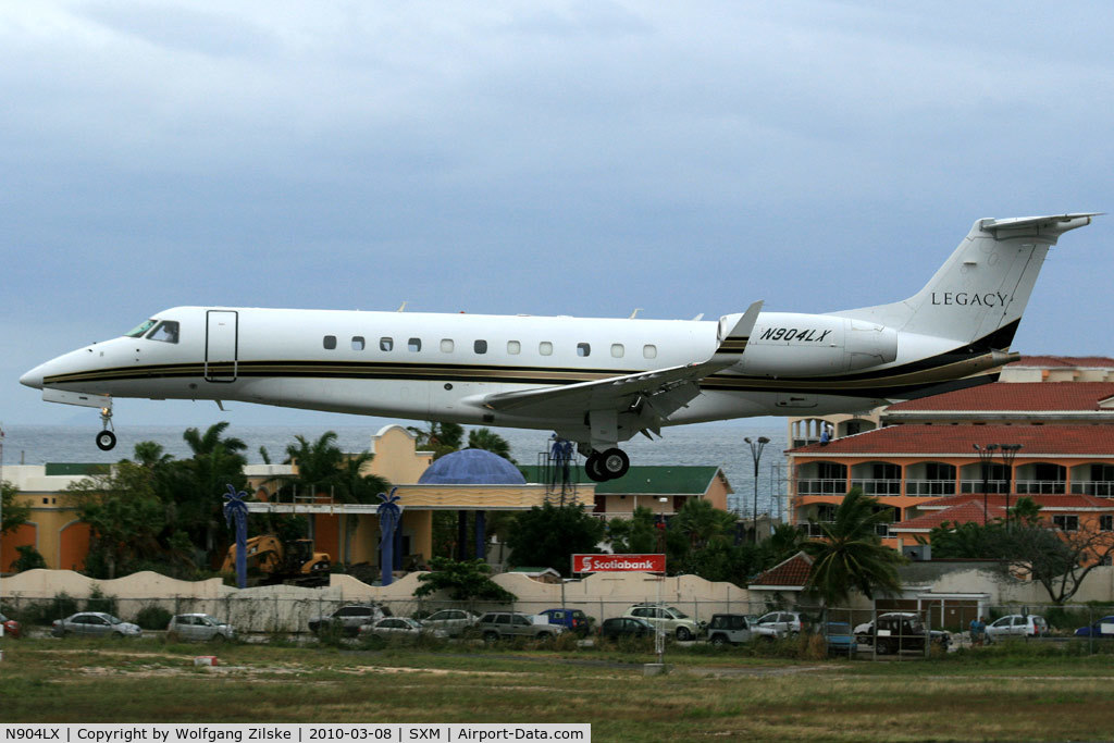 N904LX, 2004 Embraer EMB-135BJ Legacy C/N 145780, visitor