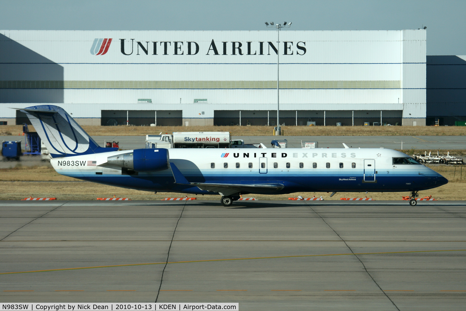 N983SW, 2004 Bombardier CRJ-200ER (CL-600-2B19) C/N 7961, KDEN