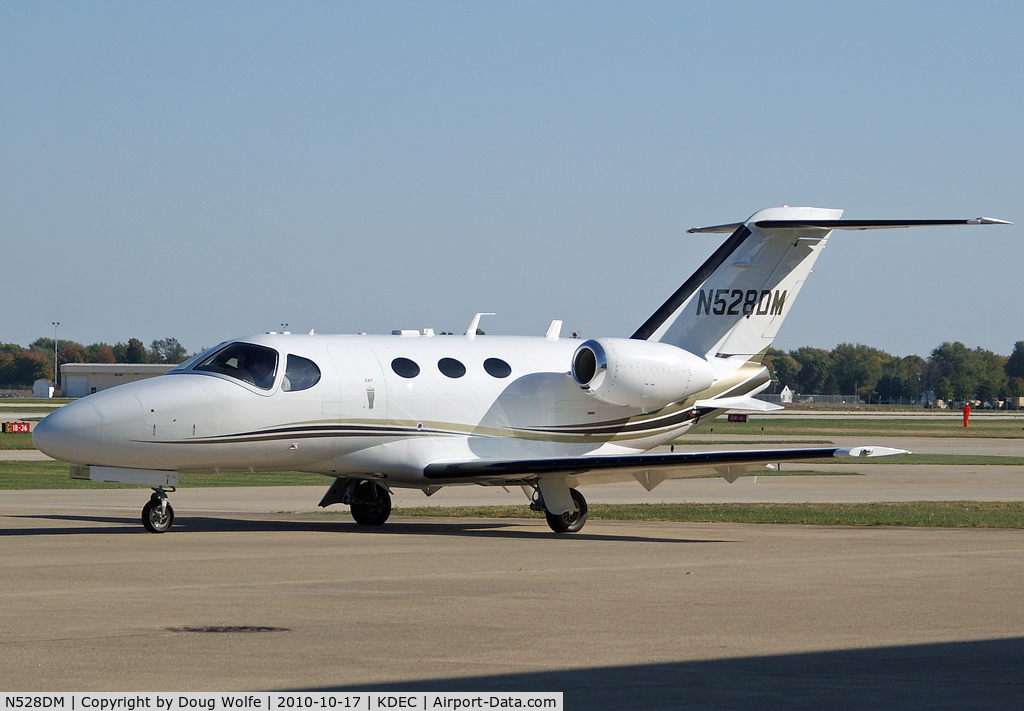 N528DM, 2007 Cessna 510 Citation Mustang C/N 510-0031, ADM corporate jet outside of its Decatur, Illinois hanger.