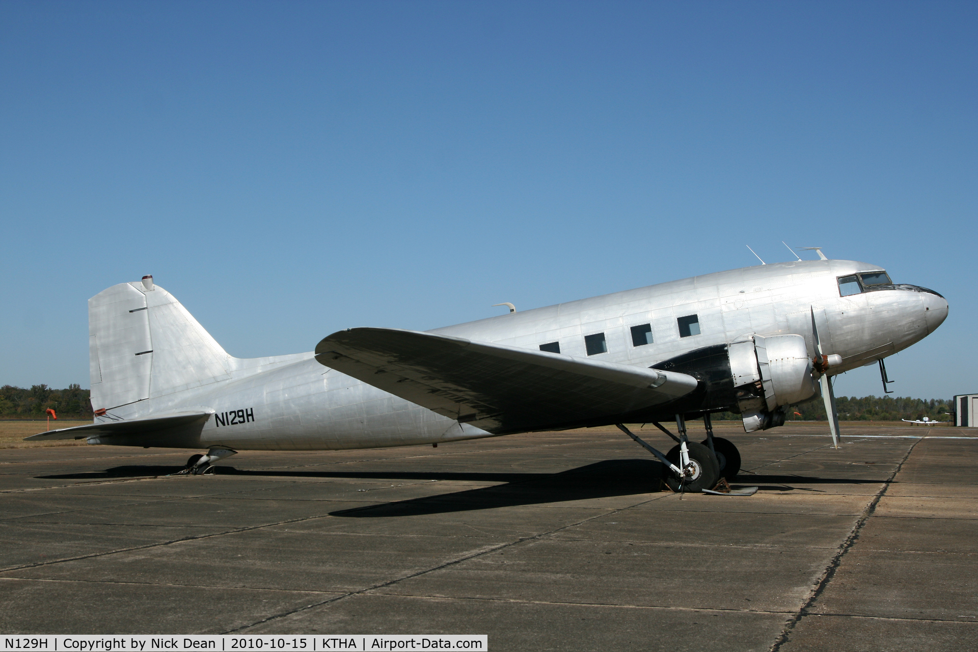 N129H, 1941 Douglas DC-3A C/N 4126, KTHA Beech party 2010