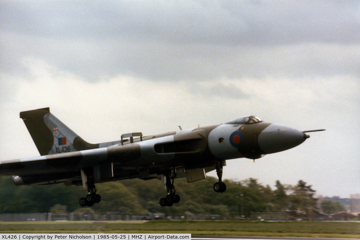 XL426, 1962 Avro Vulcan B.2 C/N Set 44, Vulcan B.2 of the RAF's Vulcan Display Flight arriving at the 1985 RAF Mildenhall Air Fete.