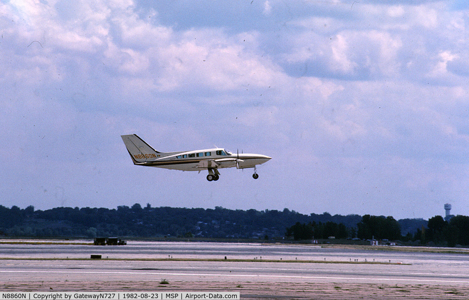 N8860N, 1980 Cessna 402C Businessliner C/N 402C0260, Short final.