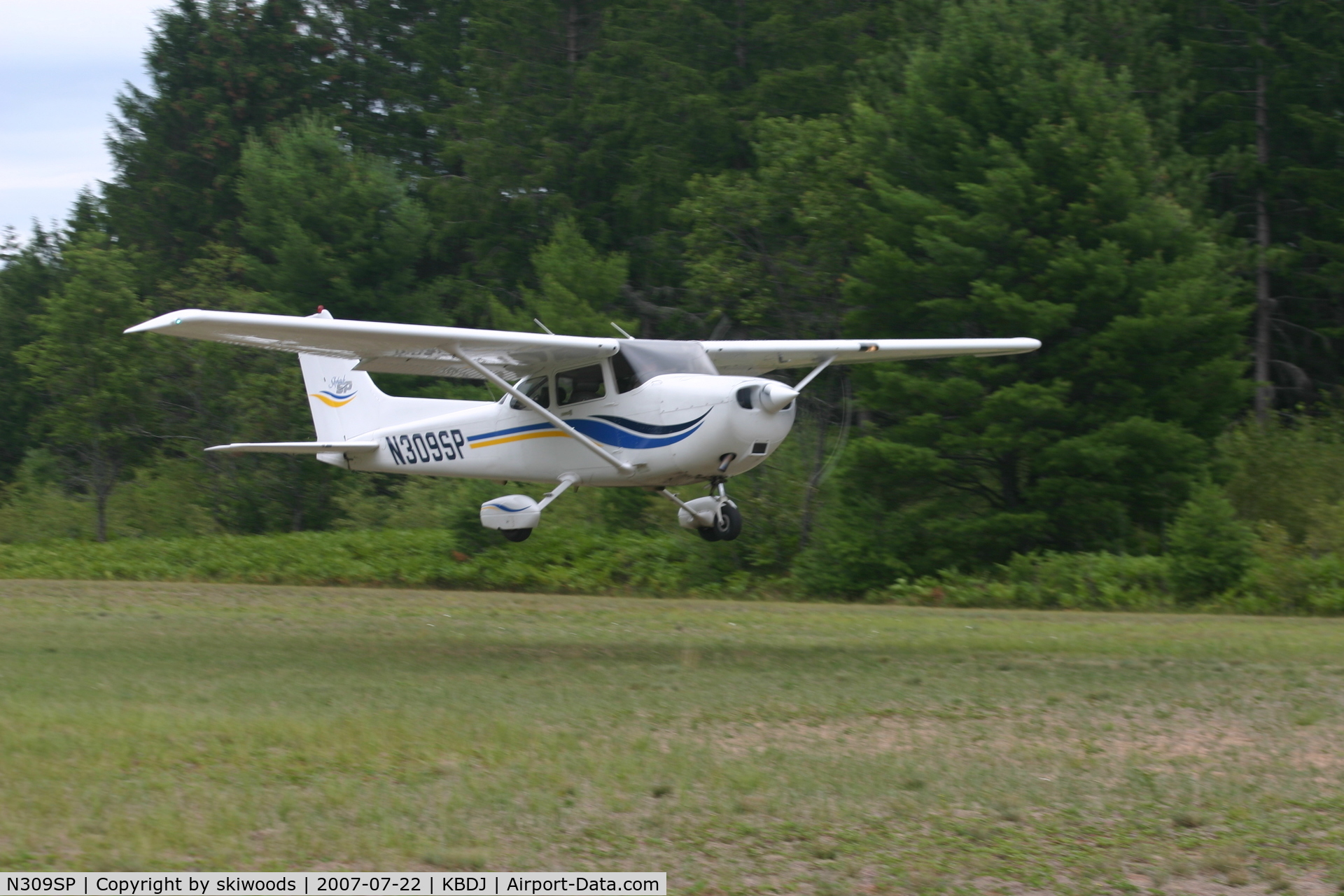 N309SP, 1999 Cessna 172S C/N 172S8245, Soft Field Departure
