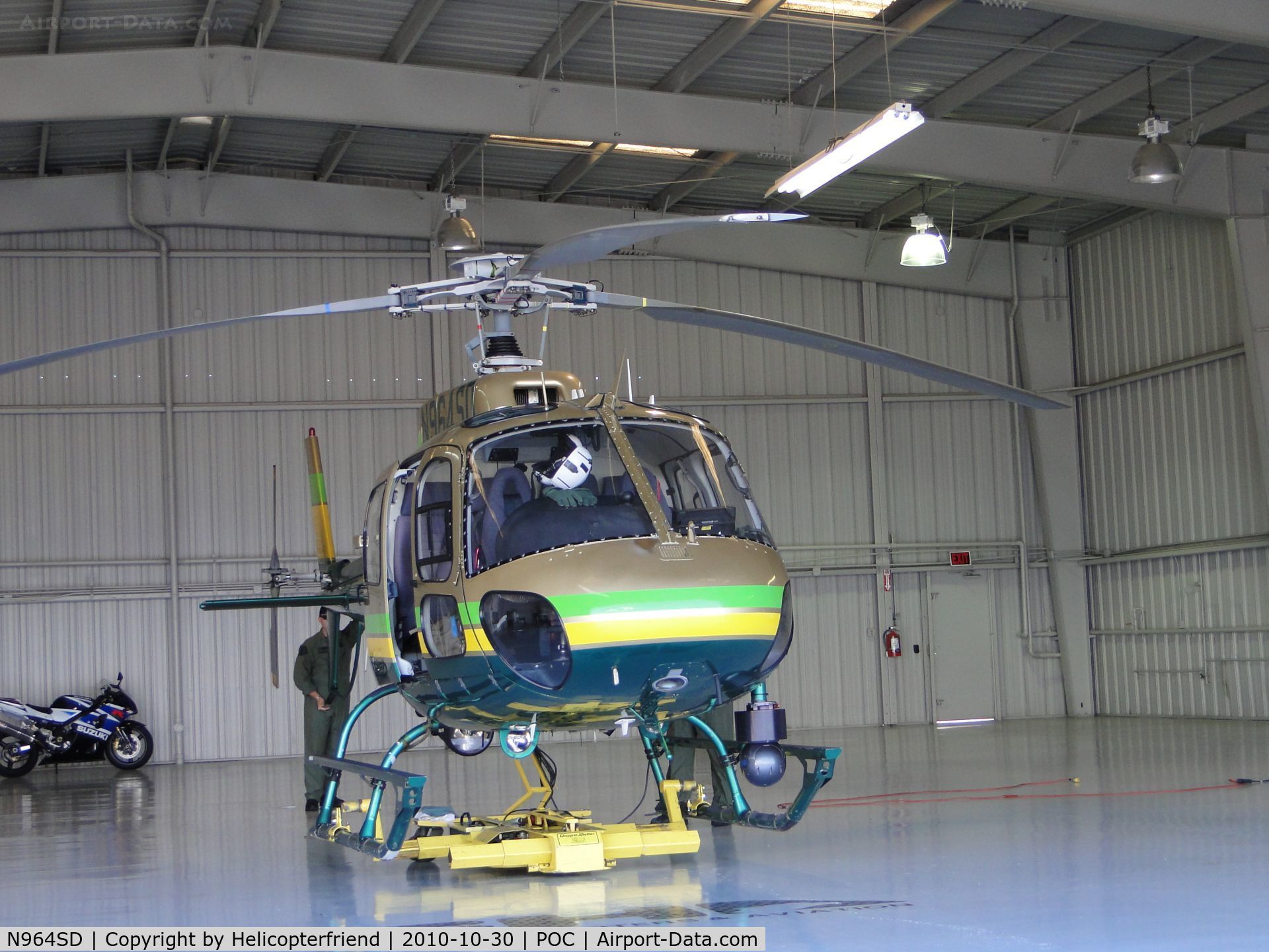 N964SD, Eurocopter AS-350B-2 Ecureuil Ecureuil C/N 3529, Once inside the hanger, 